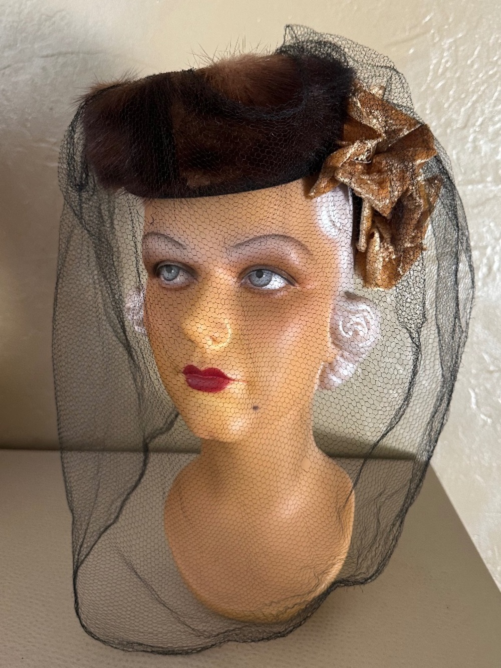 EXQUISITE 1940'S BLACK FELT & MINK TILT HAT + FABRIC ROSES, STEMS & FULL VEIL